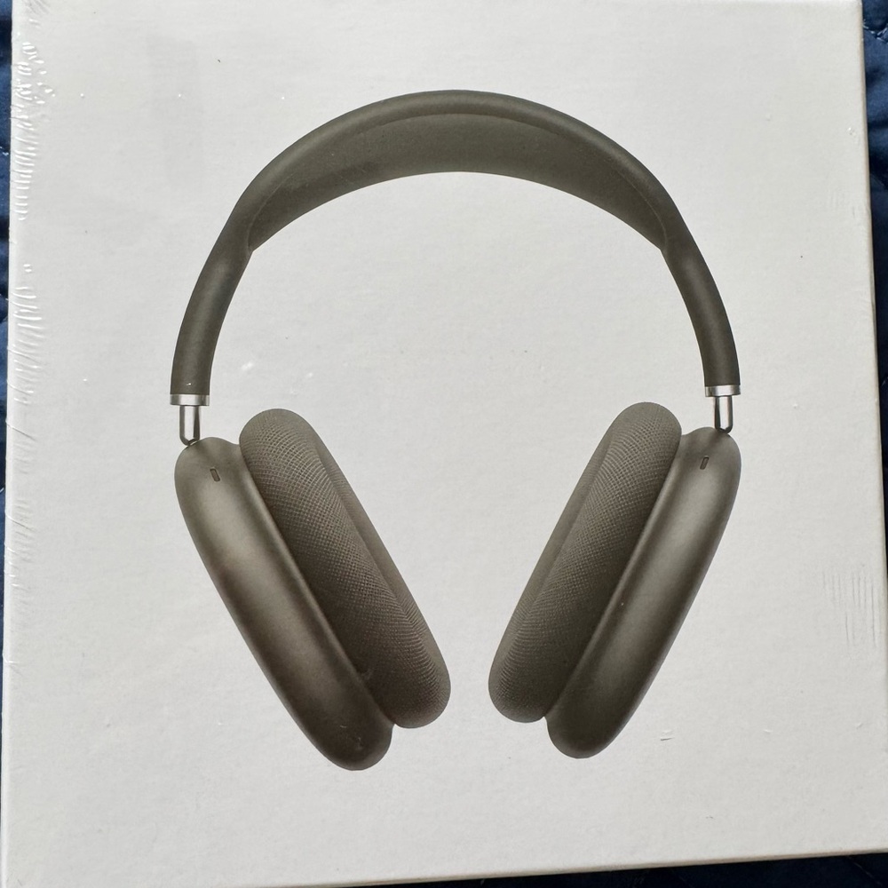 *Brand New* over ear black headphones.. not a brand.